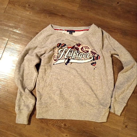 7. $25 TOMMY HILFIGER NWT Long Sleeve Gray Floral Spell-Out Sweatshirt m - Picture 2 of 2